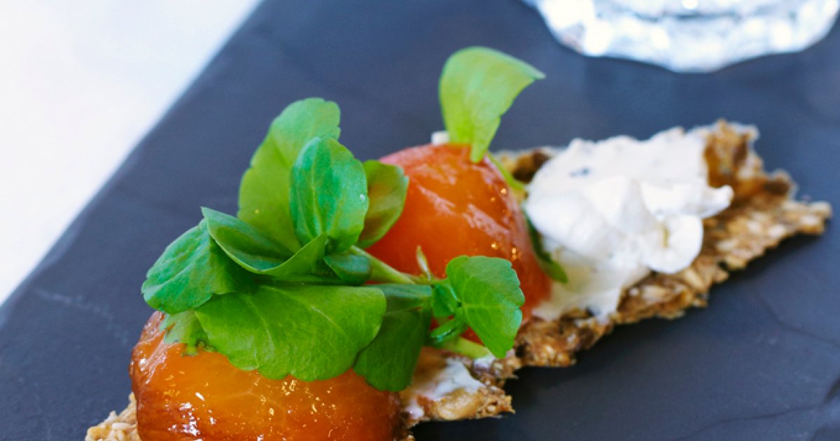 Crispbread with Snøfrisk cream cheese and plums