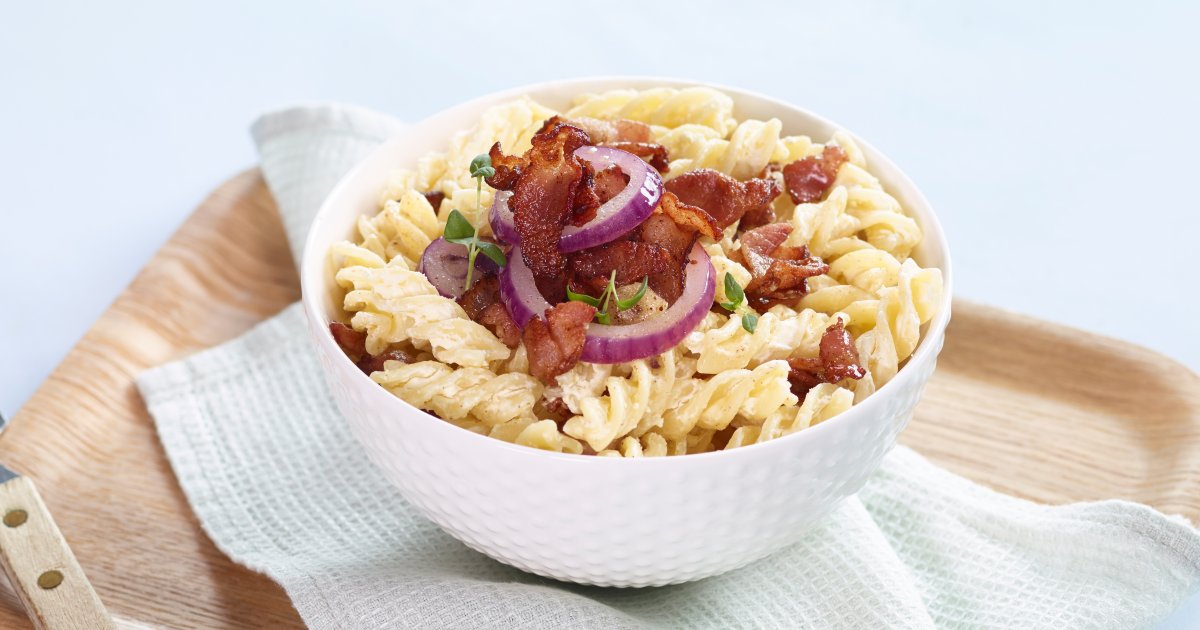 Pasta spirals with red onion, bacon and Snøfrisk cream cheese