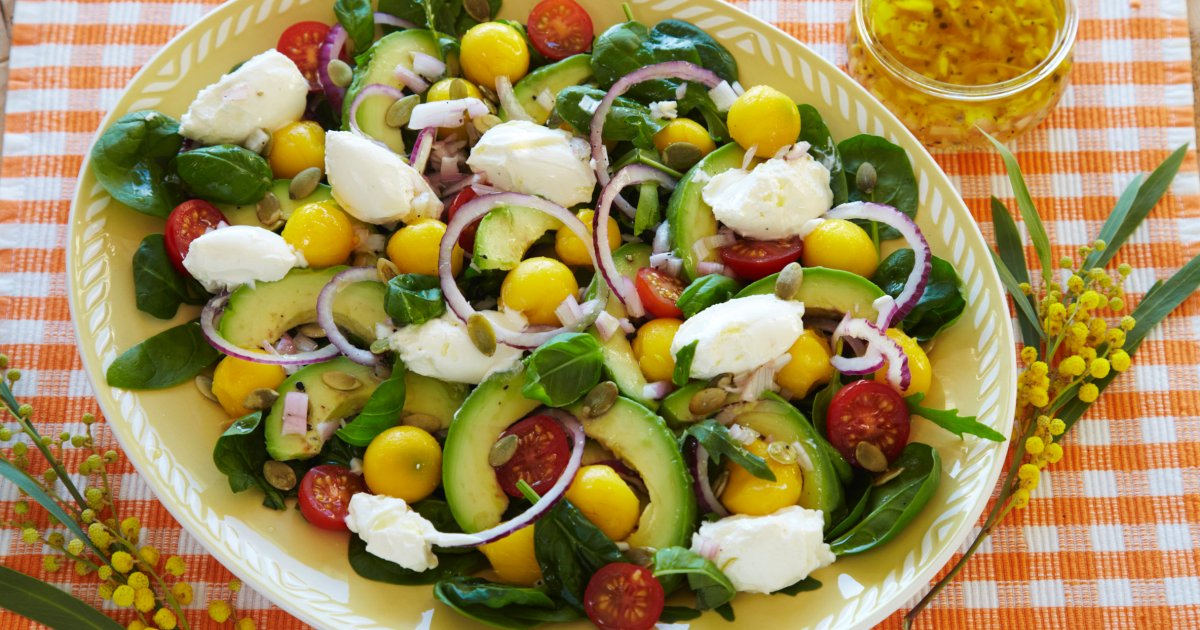 Salad with mango, avocado and Snøfrisk cream cheese