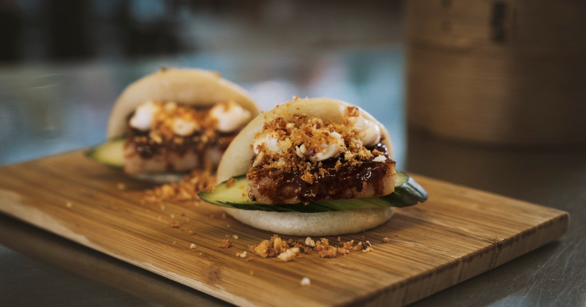 Steamed buns with pork belly, cucumber, shrimp crisp and spicy Snøfrisk