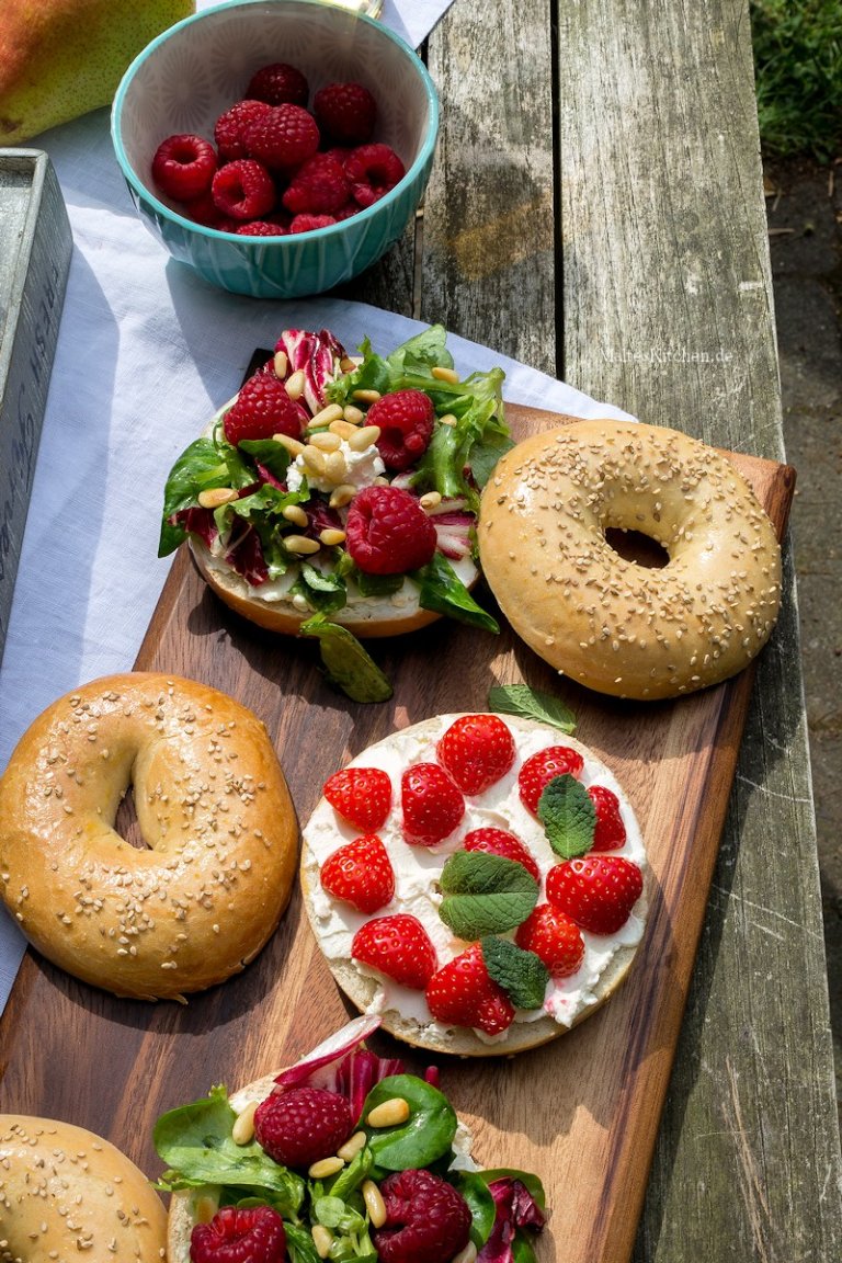 bagel-ziegenfrischkaese-erdbeeren-himbeeren-01