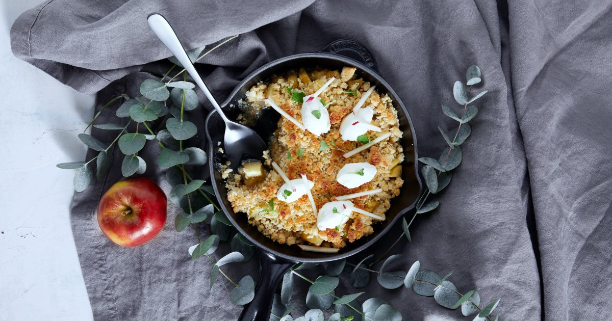 Apfel-Tarte mit Krümelteig und Snøfrisk® mit Honig