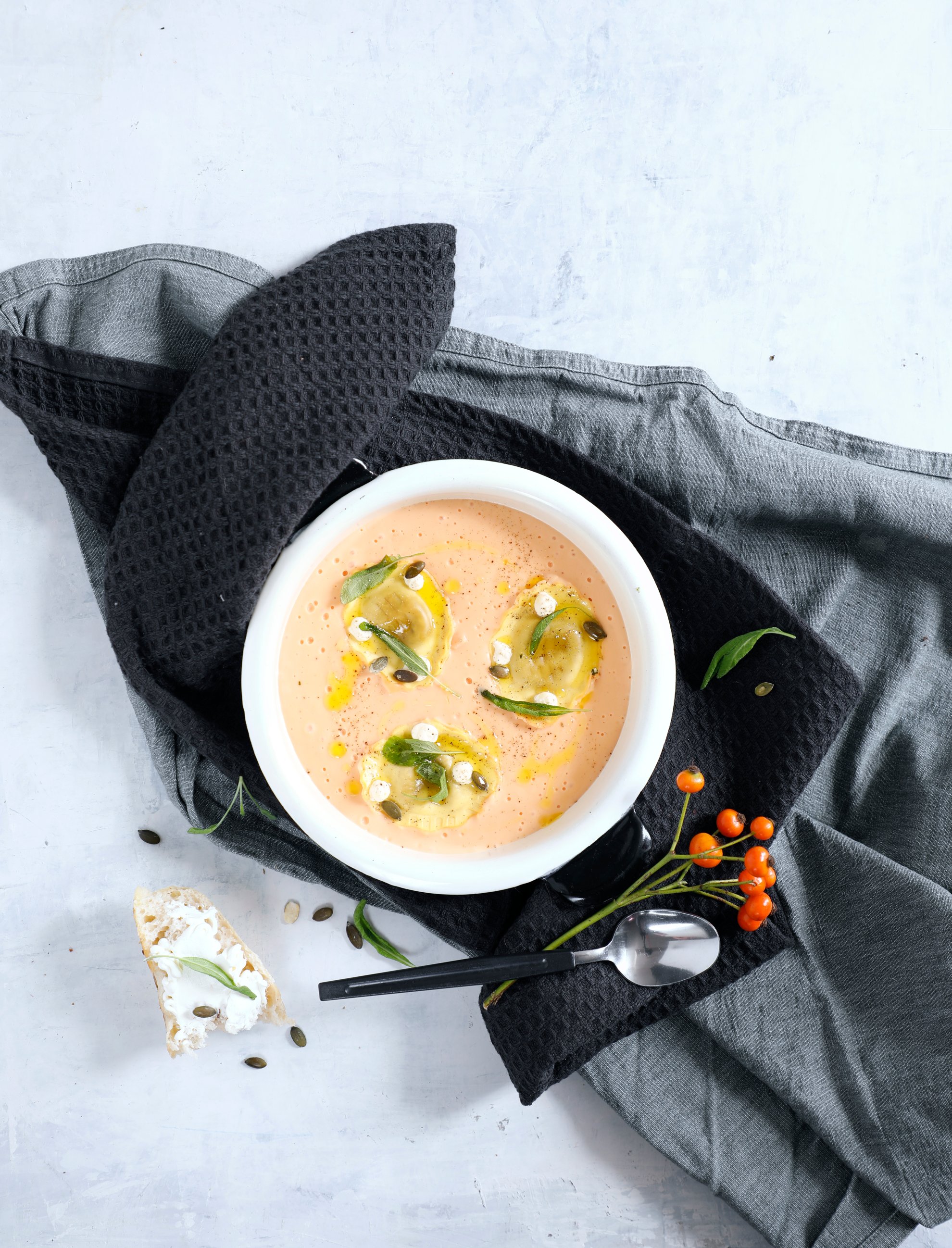 Cremige Krustentiersuppe mit Snøfrisk®-Ravioli und Hummer