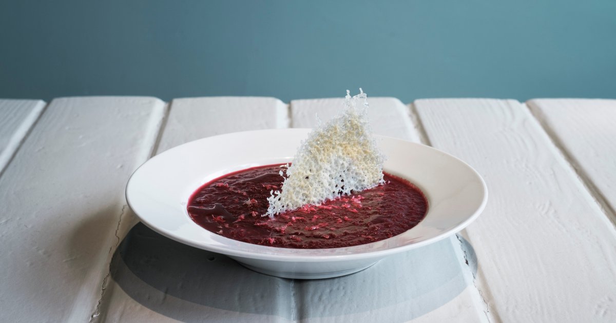 Beetroot and horseradish soup with Snøfrisk biscuit