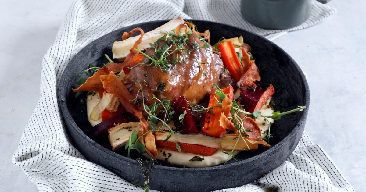 Braised lamb shanks with Snøfrisk® and almond potato puree