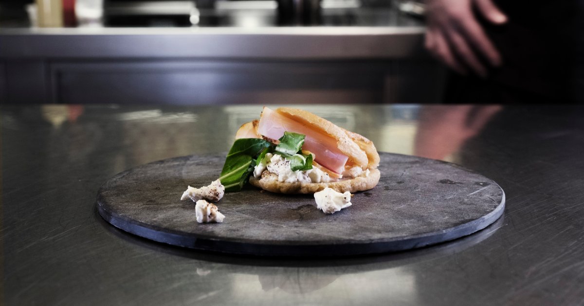 Ham arepas, salad and Snøfrisk