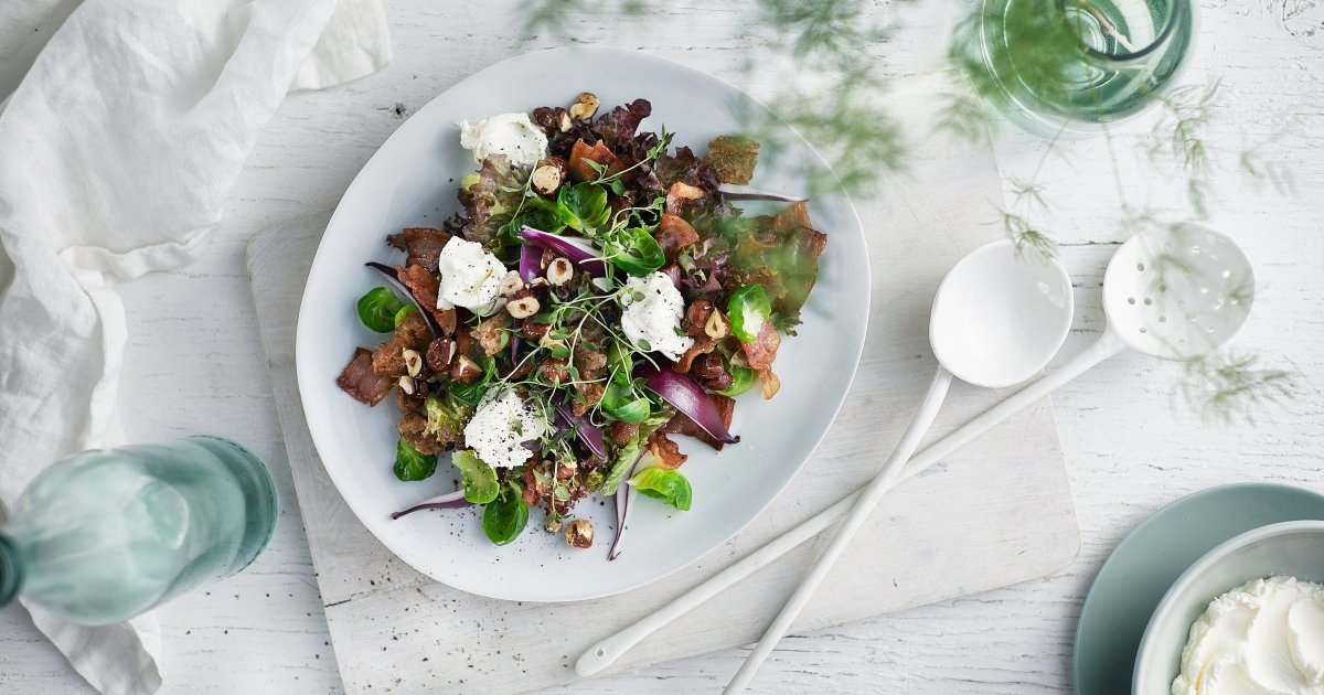 Snøfrisk® salad with hazelnuts and brussels sprouts