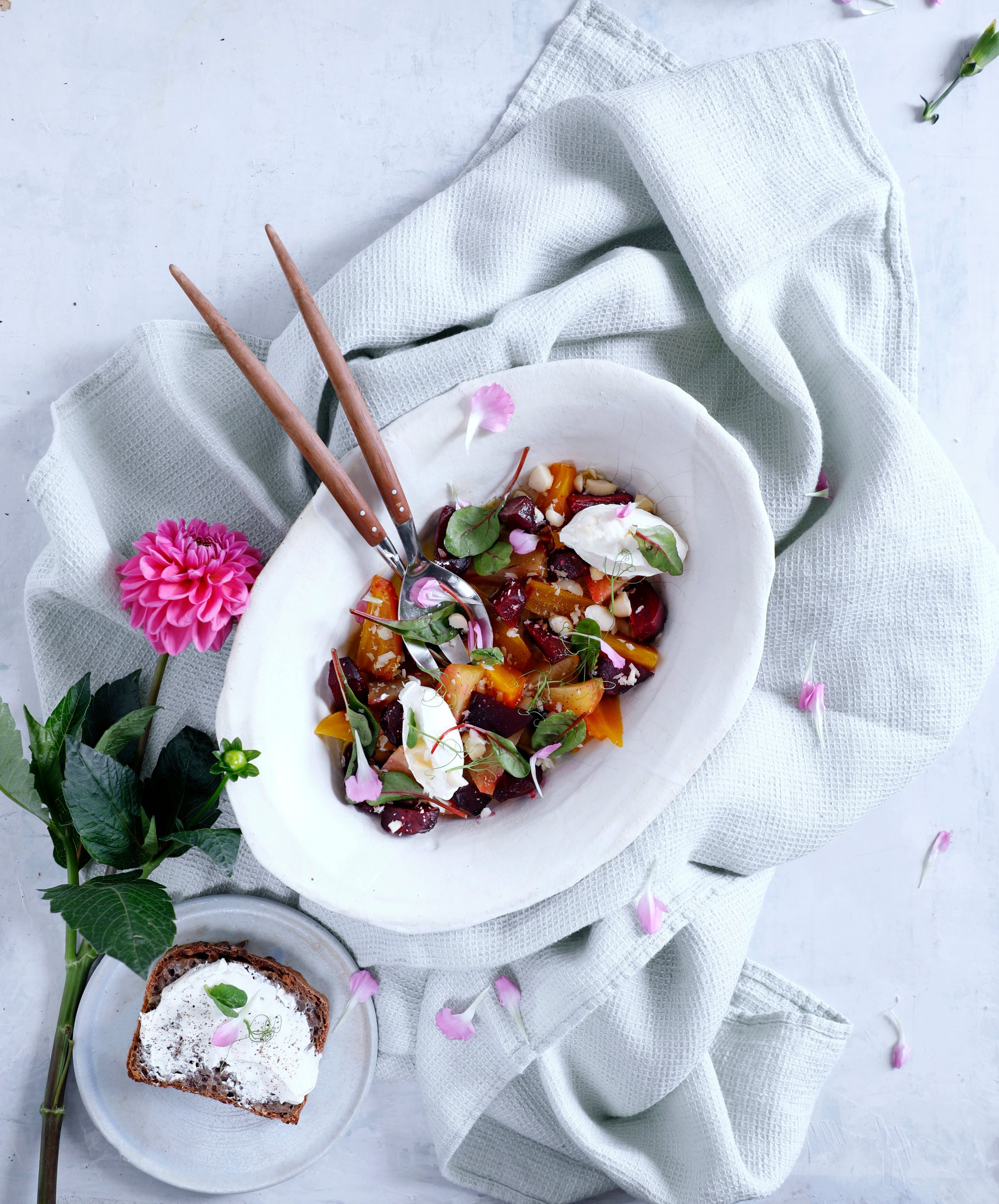 Ugnsbakad betsallad med hasselnötter och Snøfrisk® Ugnsbakad betsallad med hasselnötter och Snøfrisk®