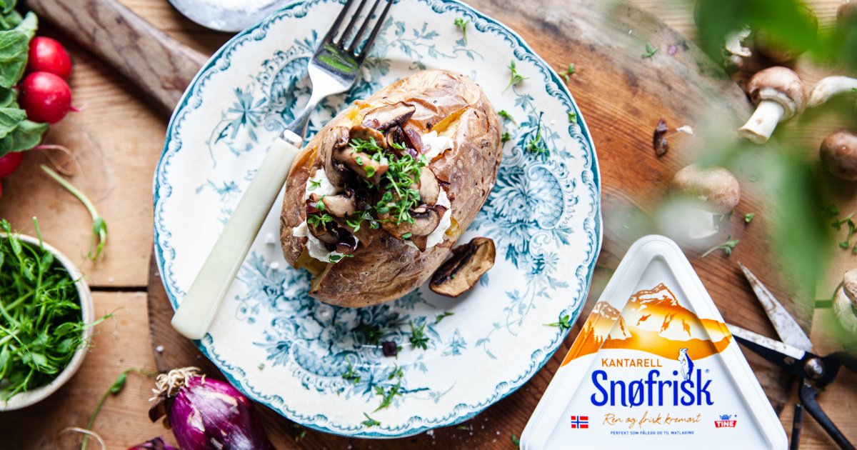 Baked potato with Snøfrisk® and mushrooms