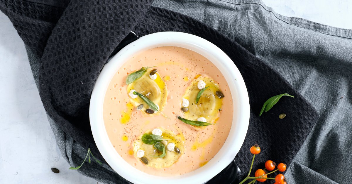 Creamy shellfish soup with Snøfrisk® ravioli and lobster