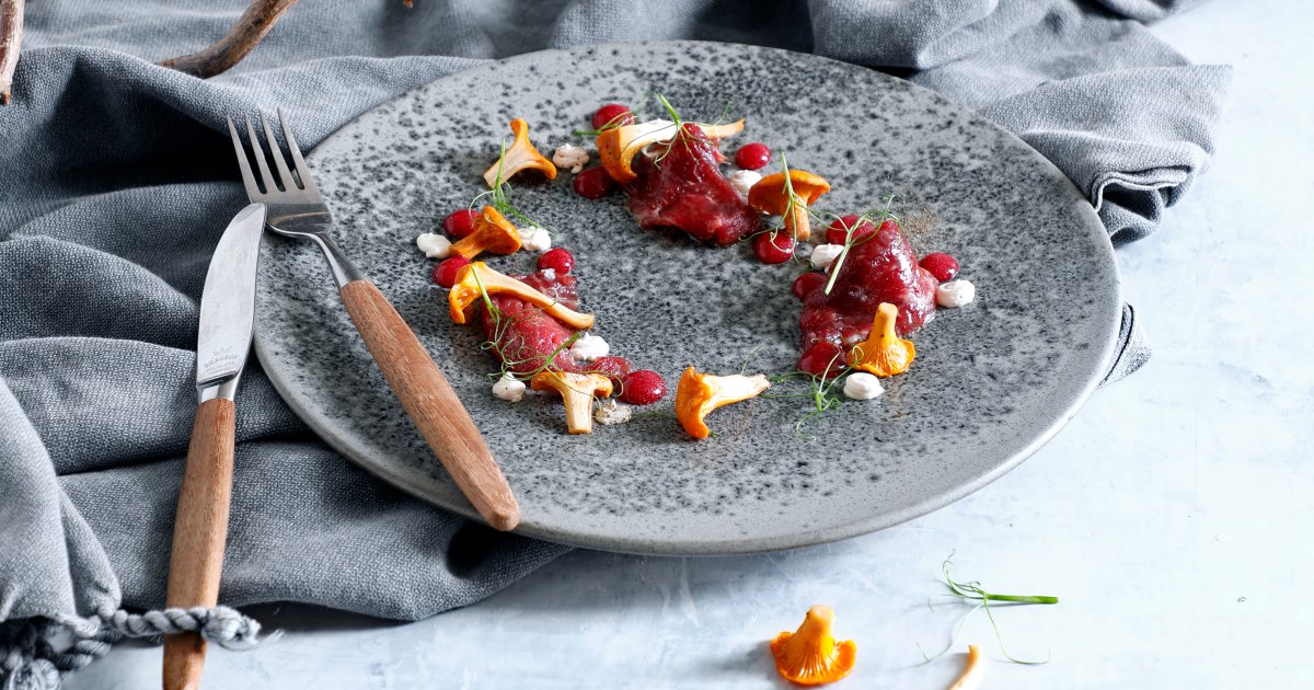 Marinated beef tenderloin with Snøfrisk® and pickled chanterelles
