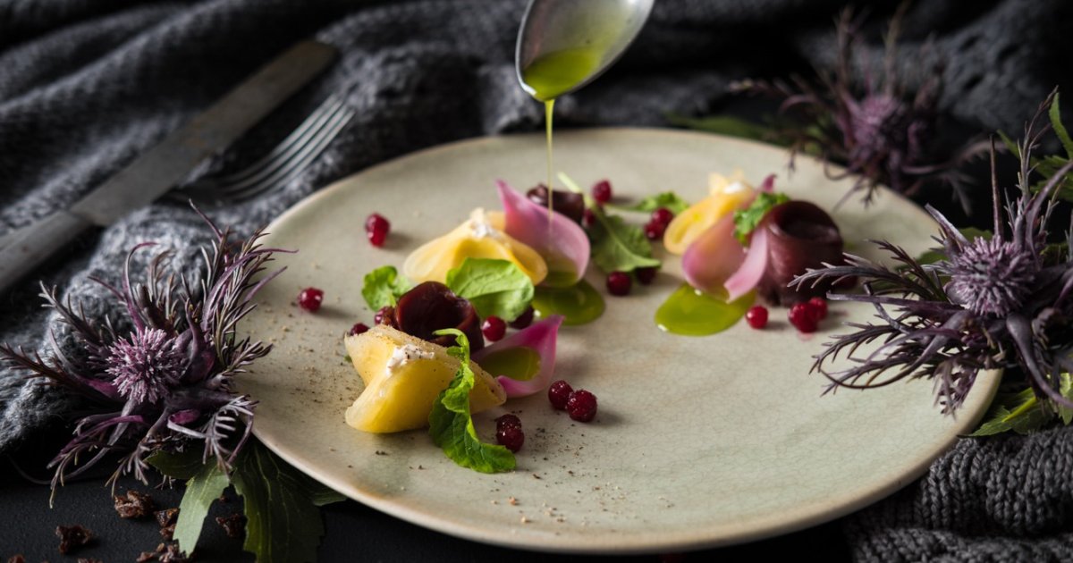 Smoked reindeer with Snøfrisk®, pickled red onions and golden beets